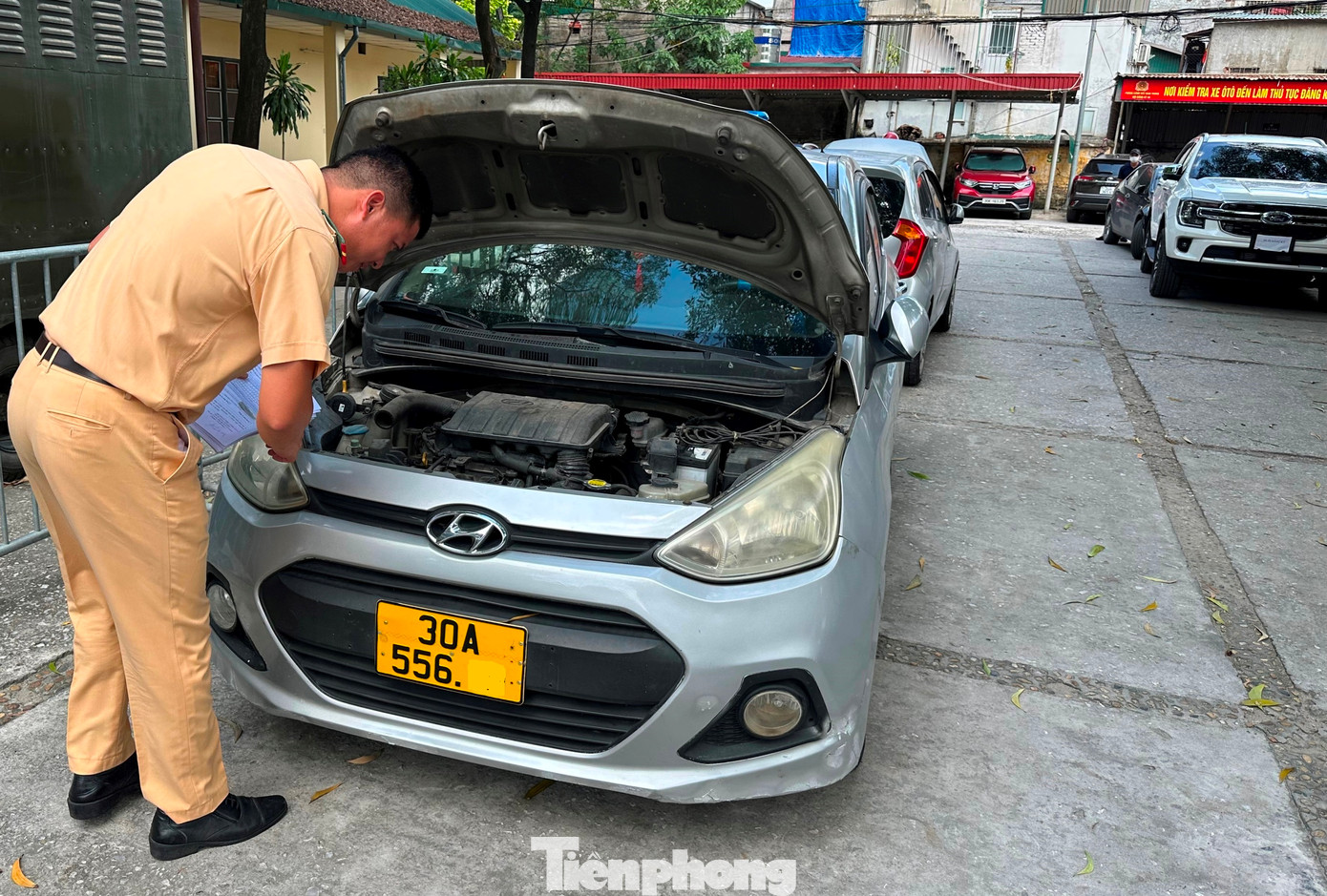 Hiện mỗi ngày, một điểm đăng ký xe của Phòng CSGT Hà Nội đang tiếp nhận cả trăm trường hợp đến làm thủ tục đăng ký xe và chuyển chứng nhận đăng ký sang biển màu vàng, CSGT Đội đăng ký xe phải làm việc cả thứ 7, Chủ nhật. Hiện mỗi ngày, một điểm đăng ký xe của Phòng CSGT Hà Nội đang tiếp nhận cả trăm trường hợp đến làm thủ tục đăng ký xe và chuyển chứng nhận đăng ký sang biển màu vàng, CSGT Đội đăng ký xe phải làm việc cả thứ 7, Chủ nhật.