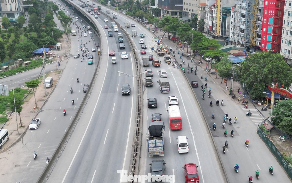 Tuy nhiên, sáng nay các loại ô tô lưu thông trên chiều Mai Dịch - Linh Đàm khi qua đoạn Đình Thôn (phường Mỹ Đình, Nam Từ Liêm) vẫn gặp hàng rào thi công chiếm nửa lòng đường, bên trong công nhân, máy móc vẫn hoạt động.