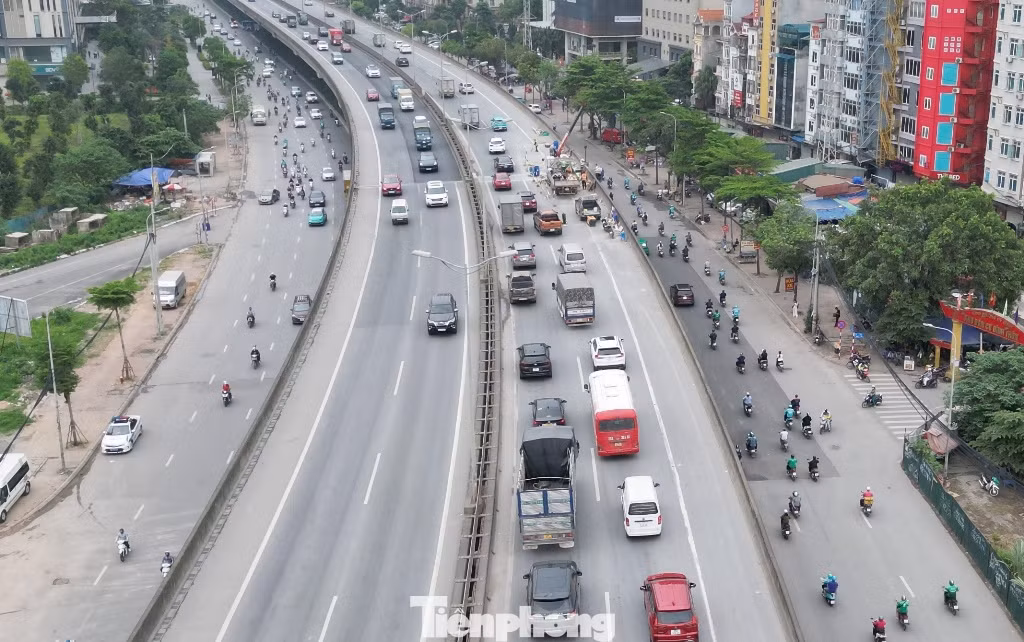 Tuy nhiên, sáng nay các loại ô tô lưu thông trên chiều Mai Dịch - Linh Đàm khi qua đoạn Đình Thôn (phường Mỹ Đình, Nam Từ Liêm) vẫn gặp hàng rào thi công chiếm nửa lòng đường, bên trong công nhân, máy móc vẫn hoạt động.