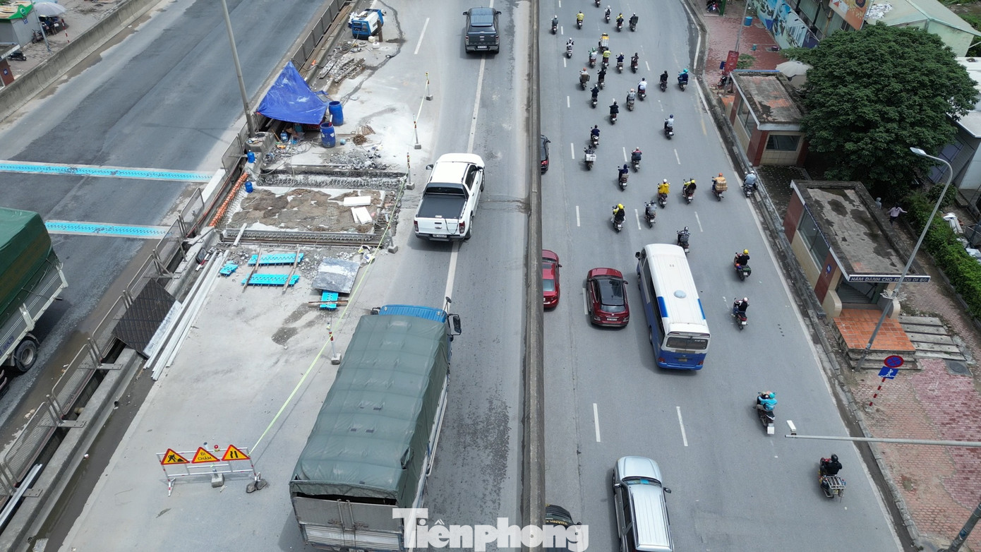 Để đẩy nhanh tiến độ và thời gian hàng rào chiếm đường, trong giấy phép Sở Xây dựng yêu cầu trong thời gian từ 12/5 đến 1/7/2025 các đơn vị thi công phải thi công trong hàng rào cả ngày và đêm. Nhưng trong các ngày vừa qua, chúng tôi ghi nhận ban ngày công trường vắng bóng công nhân.
