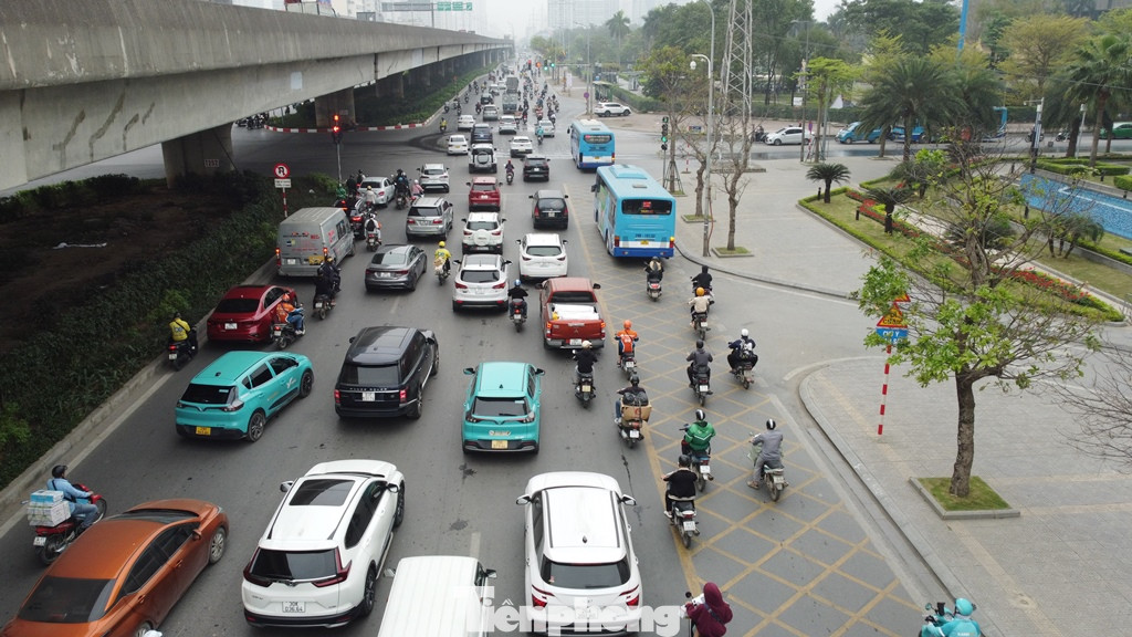 Sau khi giao cho các đơn vị chức năng khảo sát và đếm xe, đại diện Sở Xây dựng cho biết, mặc dù đường Phạm Hùng qua nút không ùn tắc nhưng do lưu lượng xe rẽ phải, rẽ trái tại nút nhiều nên khi gặp đèn đỏ thường dừng lại với số lượng lớn, gây ùn ứ cho các dòng xe đi thẳng trên đường Phạm Hùng.