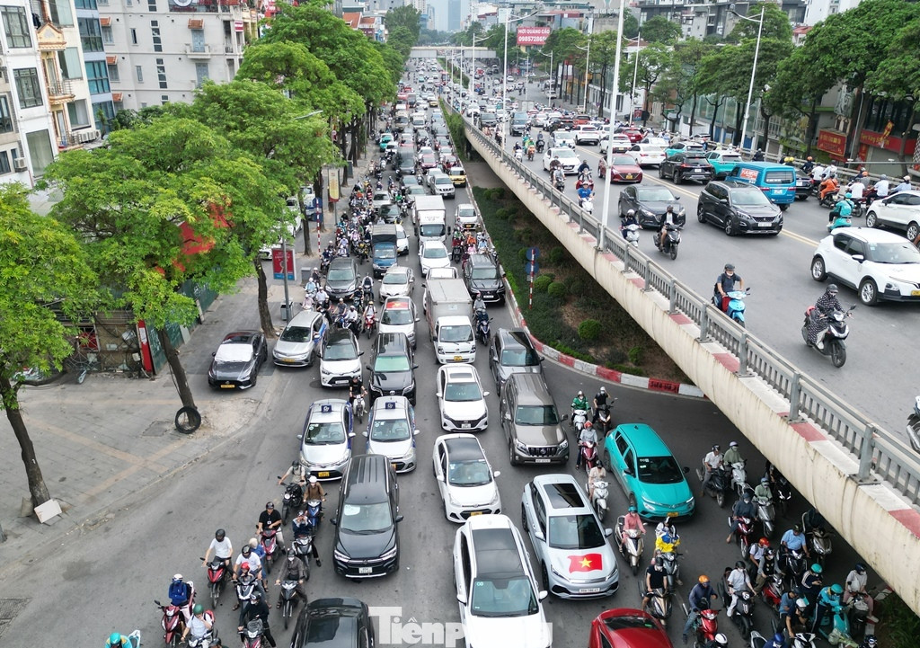 Ghi nhận của phóng viên tại nút giao Trần Duy Hưng - Láng trong chiều 3/6 và sáng 4/6, cho thấy, ùn tắc kéo dài trên đường Trần Duy Hưng hướng về nút giao với đường Láng.