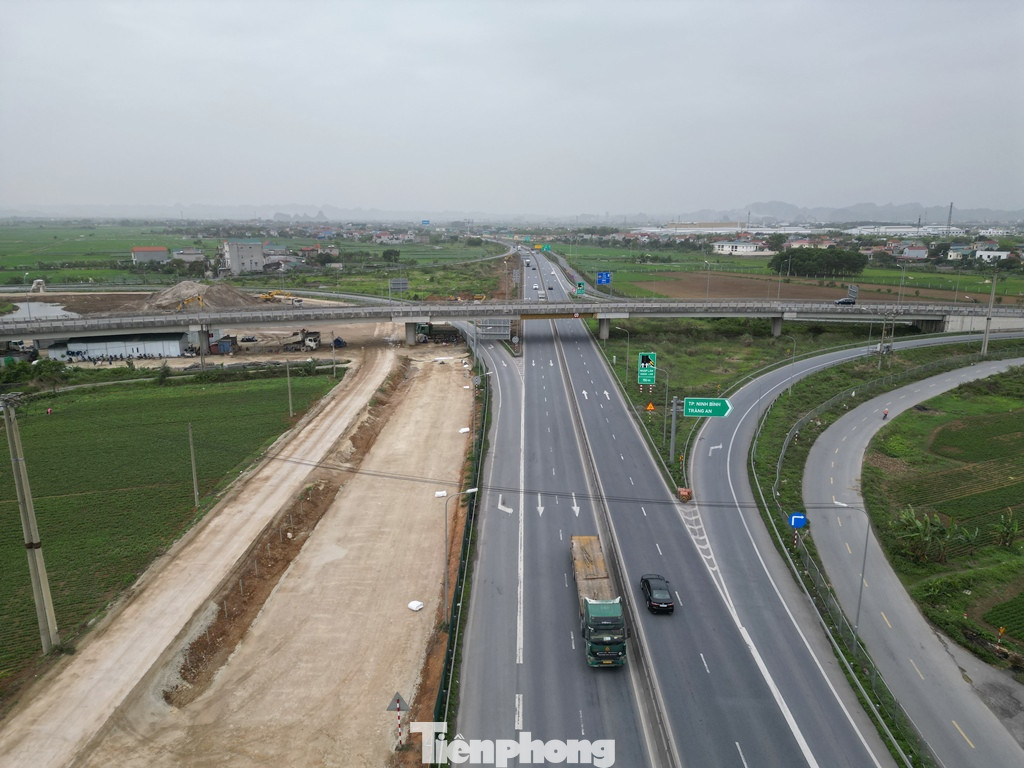 Ngoài đắp móng, nền đường để mở rộng thêm 2 làn xe, dự án còn phải hoàn thiện 4 nút giao theo quy hoạch.