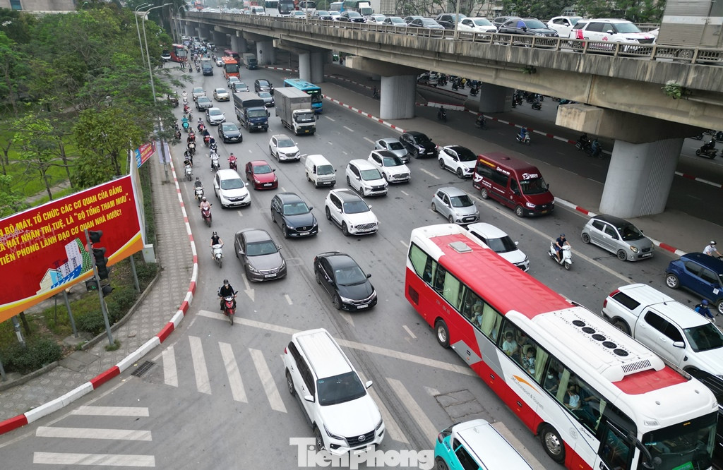 Ùn tắc đường Nghiêm Xuân Yêm hướng cầu Dậu qua nút. Ùn tắc đường Nghiêm Xuân Yêm hướng cầu Dậu qua nút.
