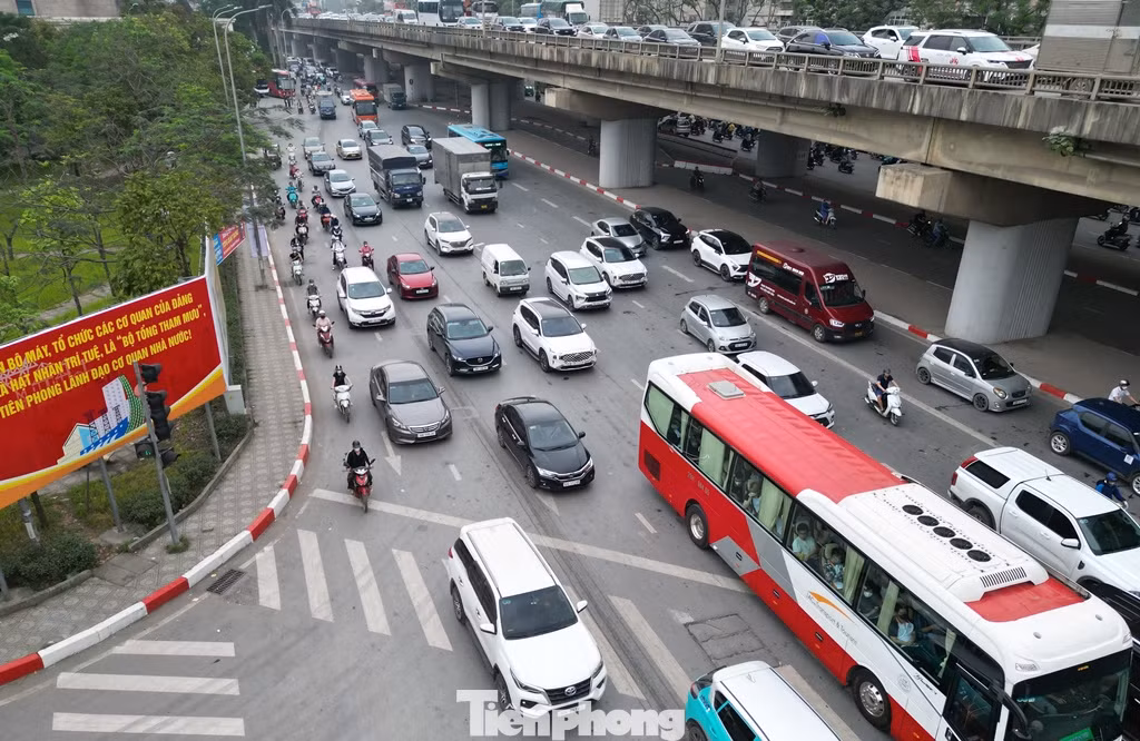 Ùn tắc đường Nghiêm Xuân Yêm hướng cầu Dậu qua nút. Ùn tắc đường Nghiêm Xuân Yêm hướng cầu Dậu qua nút.