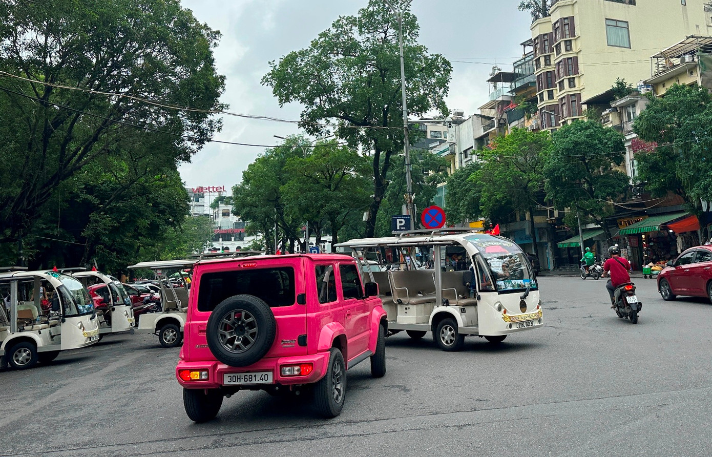 Cho ý kiến về việc này, ngày 2/7, lãnh đạo Đội CSGT số 1, Phòng CSGT Hà Nội cho biết, theo Nghị định 165, từ 1/7 xe ô tô điện bốn bánh chở khách bị cấm hoạt động trên các tuyến đường giao thông hỗn hợp. Do vậy, trong khu phố cổ và Hồ Hoàn Kiếm hiện nay chưa có biển hạn chế tốc độ dưới 30 km/h nên các tổ công tác của CSGT làm việc trên đường nếu phát hiện xe điện chở khách hoạt động sẽ yêu cầu ngừng chạy và xử phạt theo quy định. Cho ý kiến về việc này, ngày 2/7, lãnh đạo Đội CSGT số 1, Phòng CSGT Hà Nội cho biết, theo Nghị định 165, từ 1/7 xe ô tô điện bốn bánh chở khách bị cấm hoạt động trên các tuyến đường giao thông hỗn hợp. Do vậy, trong khu phố cổ và Hồ Hoàn Kiếm hiện nay chưa có biển hạn chế tốc độ dưới 30 km/h nên các tổ công tác của CSGT làm việc trên đường nếu phát hiện xe điện chở khách hoạt động sẽ yêu cầu ngừng chạy và xử phạt theo quy định.