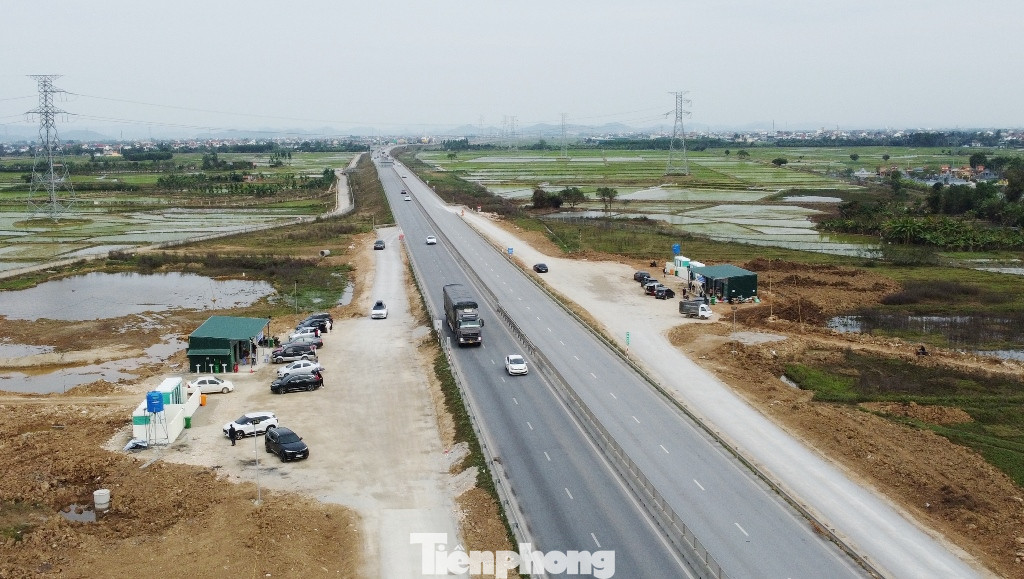 Trạm thứ ba được bố trí nằm trên dự án thành phần cao tốc Bắc - Nam Diễn Châu - Bãi Vọt, đây cũng là trạm tạm vừa được hoàn thành trước Tết vài ngày. Trạm có thể tiếp nhận hàng chục ô tô vào dừng đỗ để lái xe nghỉ ngơi. Trạm thứ ba được bố trí nằm trên dự án thành phần cao tốc Bắc - Nam Diễn Châu - Bãi Vọt, đây cũng là trạm tạm vừa được hoàn thành trước Tết vài ngày. Trạm có thể tiếp nhận hàng chục ô tô vào dừng đỗ để lái xe nghỉ ngơi.