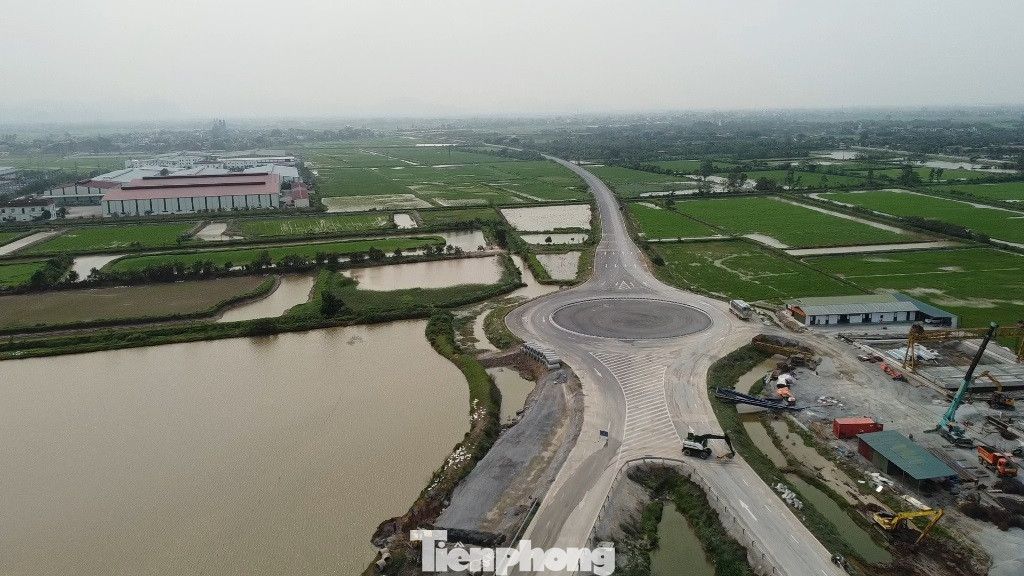 Với đoạn dự án đi qua tỉnh Hà Nam có chiều dài 35,3 km, để hoàn thiện mạng hạ tầng giao thông trên địa bàn tỉnh và tạo kết nối thông suốt với các tuyến cao tốc, QL1 - thúc đẩy phát triển kinh tế - xã hội, hiện UBND tỉnh Hà Nam đã bố trí ngân sách hơn 1.400 tỷ đồng làm gần 10 km đường song hành đoạn từ QL21 đến QL1A, QL1B (cao tốc Bắc Nam).