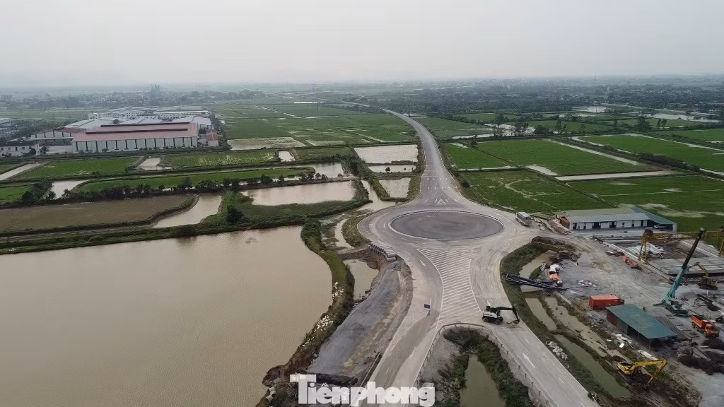 Với đoạn dự án đi qua tỉnh Hà Nam có chiều dài 35,3 km, để hoàn thiện mạng hạ tầng giao thông trên địa bàn tỉnh và tạo kết nối thông suốt với các tuyến cao tốc, QL1 - thúc đẩy phát triển kinh tế - xã hội, hiện UBND tỉnh Hà Nam đã bố trí ngân sách hơn 1.400 tỷ đồng làm gần 10 km đường song hành đoạn từ QL21 đến QL1A, QL1B (cao tốc Bắc Nam). Với đoạn dự án đi qua tỉnh Hà Nam có chiều dài 35,3 km, để hoàn thiện mạng hạ tầng giao thông trên địa bàn tỉnh và tạo kết nối thông suốt với các tuyến cao tốc, QL1 - thúc đẩy phát triển kinh tế - xã hội, hiện UBND tỉnh Hà Nam đã bố trí ngân sách hơn 1.400 tỷ đồng làm gần 10 km đường song hành đoạn từ QL21 đến QL1A, QL1B (cao tốc Bắc Nam).