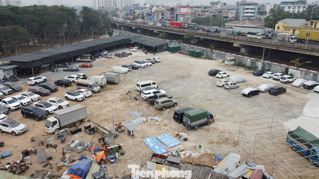 Còn tại bãi xe ở ô đất rộng hơn 6.000 m2 có ký hiệu ĐX4 nằm ngay cạnh UBND phường Hoàng Liệt, trước đó, tổ công tác ghi nhận bãi xe có giấy phép được UBND quận Hoàng Mai cấp tạm, nhưng đơn vị quản lý khu đất chưa xuất trình được các giấy tờ về điều kiện hoạt động. Còn tại bãi xe ở ô đất rộng hơn 6.000 m2 có ký hiệu ĐX4 nằm ngay cạnh UBND phường Hoàng Liệt, trước đó, tổ công tác ghi nhận bãi xe có giấy phép được UBND quận Hoàng Mai cấp tạm, nhưng đơn vị quản lý khu đất chưa xuất trình được các giấy tờ về điều kiện hoạt động.