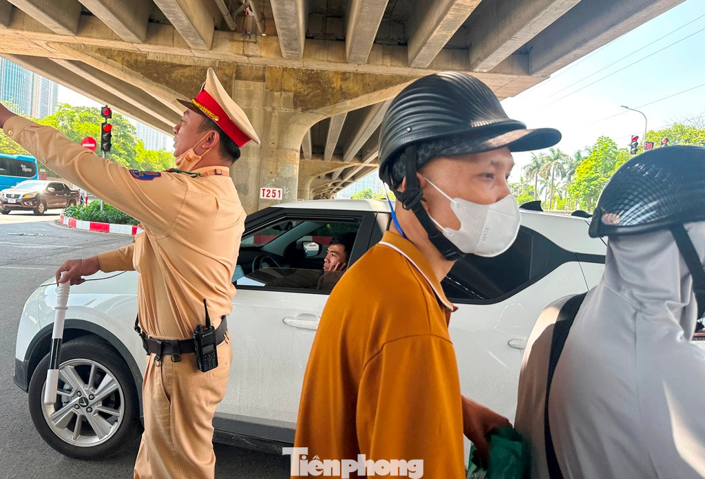 Với hơn 1 nghìn lượt ô tô, xe máy lưu thông qua nút/giờ được đánh giá là nút giao có lượng xe đông, trong sáng 13/5 Đội CSGT số 6, Phòng CSGT Hà Nội đã cử tổ công tác ra điều tiết, hướng dẫn xe lưu thông theo phương án tổ chức giao thông mới.