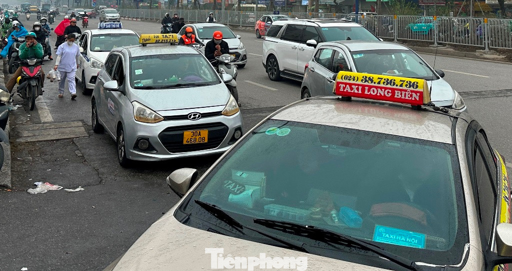 Trong hơn tuần qua ghi nhận, phóng viên thấy rằng, xe taxi gắn mào (thương hiệu) các hãng như Long Biên, Thanh Nga, Sao Thủ đô... thường xuyên dừng đỗ trước cổng viện Bạch Mai . Trong hơn tuần qua ghi nhận, phóng viên thấy rằng, xe taxi gắn mào (thương hiệu) các hãng như Long Biên, Thanh Nga, Sao Thủ đô... thường xuyên dừng đỗ trước cổng viện Bạch Mai .