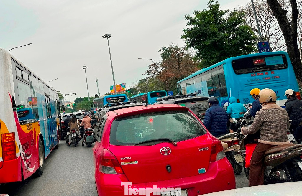 Vào 2 ngày gần đây, để qua nút giao này vào giờ cao điểm, các phương tiện phải mất từ 30 phút đến cả giờ đồng hồ thay vì khoảng 5-7 phút (từ 2 - 3 nhịp đèn đỏ) như trước đó.