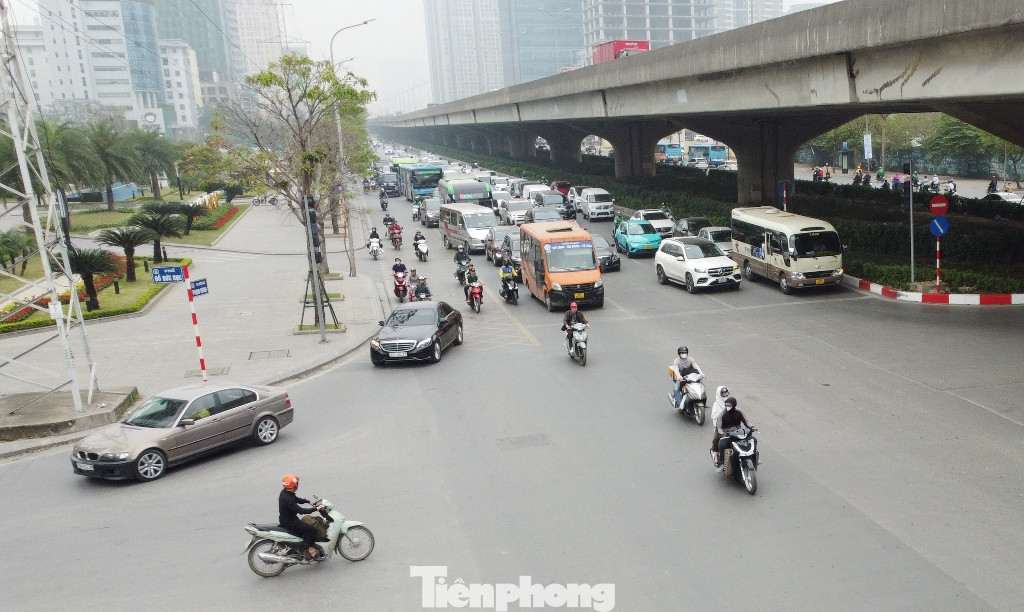 Một trong những nguyên nhân là thời gian phương tiện trên đường Phạm Hùng qua nút giao chờ đèn đỏ dài hơn các hướng khác (gần 100 giây/nhịp), trong khi đó lượng xe từ đường Đỗ Đức Dục hoặc đường từ trong khu Nam Trung Yên ra nút rất ít. Một trong những nguyên nhân là thời gian phương tiện trên đường Phạm Hùng qua nút giao chờ đèn đỏ dài hơn các hướng khác (gần 100 giây/nhịp), trong khi đó lượng xe từ đường Đỗ Đức Dục hoặc đường từ trong khu Nam Trung Yên ra nút rất ít.