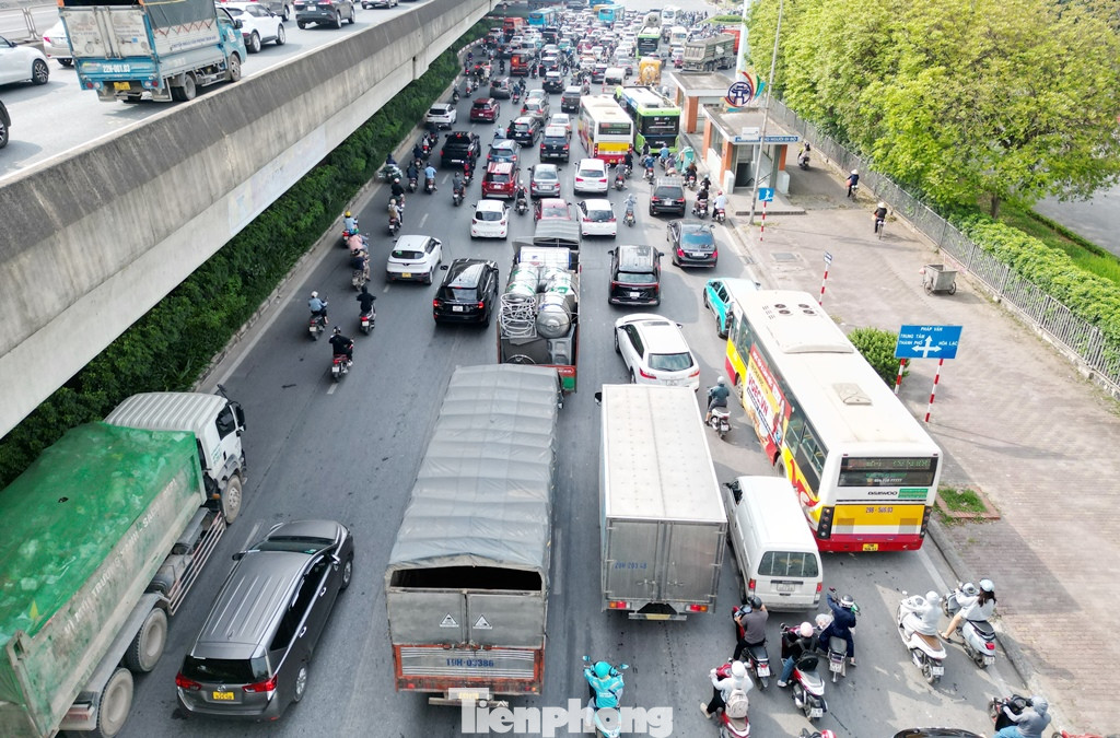 Nguyên nhân ùn tắc cả với các tuyến đường đô thị bên dưới là có lượng lớn xe tải, xe khách được phân luồng từ đường trên cao Vành đai 3 xuống khi lòng đường trên cao bị hàng rào thu hẹp. Nguyên nhân ùn tắc cả với các tuyến đường đô thị bên dưới là có lượng lớn xe tải, xe khách được phân luồng từ đường trên cao Vành đai 3 xuống khi lòng đường trên cao bị hàng rào thu hẹp.