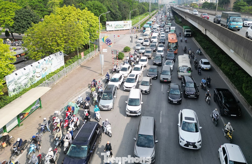 Ngoài giờ cao điểm sáng 13/5 (sau 9h sáng), đường Phạm Hùng và Khuất Duy Tiến vẫn ùn tắc kéo dài. Ngoài giờ cao điểm sáng 13/5 (sau 9h sáng), đường Phạm Hùng và Khuất Duy Tiến vẫn ùn tắc kéo dài.