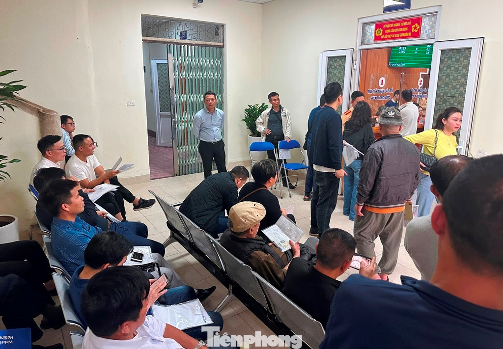 Khác với ngày đầu (chỉ vài chục người đến), ngày 3/3, lượng người dân có nhu cầu cấp, đổi GPLX tăng cao đột biến. Ở cả 2 địa điểm giao dịch là tại số 2 Phùng Hưng (Hà Đông) và số 253 Nguyễn Đức Thuận (Gia Lâm) có hàng trăm người đến, đứng ngồi kín phòng chờ làm thủ tục.