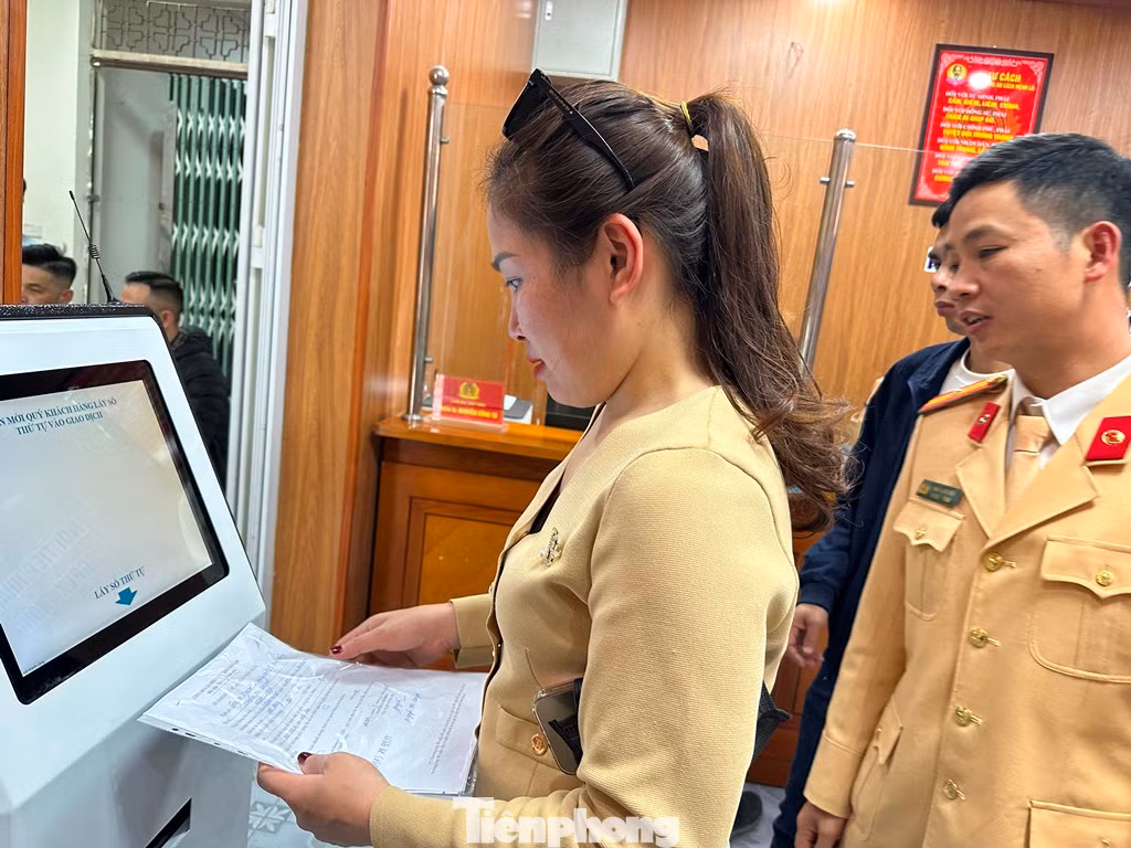 Cùng với đó, CSGT cũng hướng dẫn người dân cố gắng thực hiện cấp, đổi GPLX trực tuyến trên cổng dịch vụ công Quốc gia để giảm đi lại, phải chờ đợi