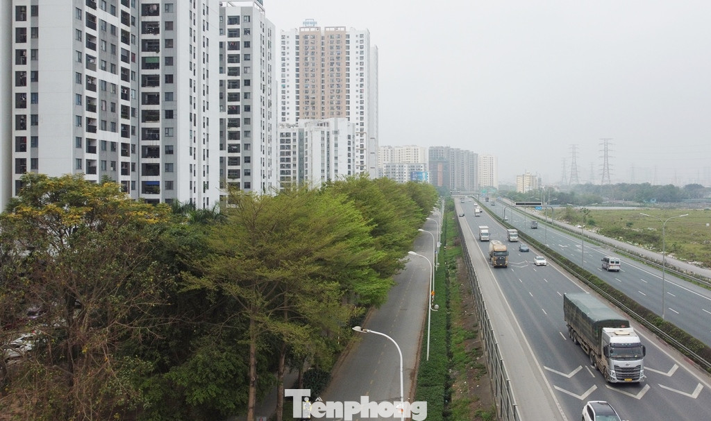 Với đoạn cao tốc đi qua khu đô thị Pháp Vân (Hà Nội) đường gom đang là đường đô thị, mép đường là các tòa nhà chung cư cao tầng sát nhau.