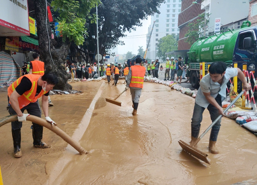 Để tránh chất lỏng phun cao, chảy vào nhà gây ảnh hưởng đến cuộc sống và sức khỏe, hiện đã có hai hộ dân sống trên phố Cát Linh tại khu vực xảy ra sự cố di dời để đảm bảo an toàn.
