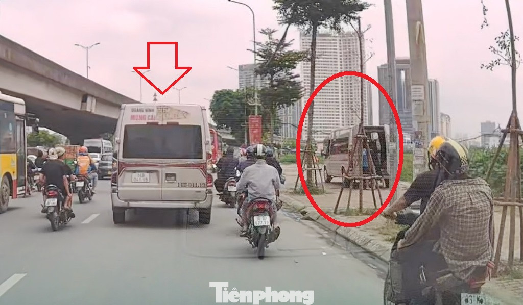 Thậm chí, cũng cùng thời gian trên, từ vị trí CSGT đứng dừng kiểm tra xe ô tô người dân (chiều Đình Thôn - Mai Dịch) cách khoảng 20 mét, nhiều ô tô chở khách trong đó có xe 14B-04119 (mũi tên)... dừng đỗ trên đường, gây cản trở giao thông; trên vỉa hè có xe dừng đỗ mở cửa sau nhận hàng (vòng tròn). Thậm chí, cũng cùng thời gian trên, từ vị trí CSGT đứng dừng kiểm tra xe ô tô người dân (chiều Đình Thôn - Mai Dịch) cách khoảng 20 mét, nhiều ô tô chở khách trong đó có xe 14B-04119 (mũi tên)... dừng đỗ trên đường, gây cản trở giao thông; trên vỉa hè có xe dừng đỗ mở cửa sau nhận hàng (vòng tròn).