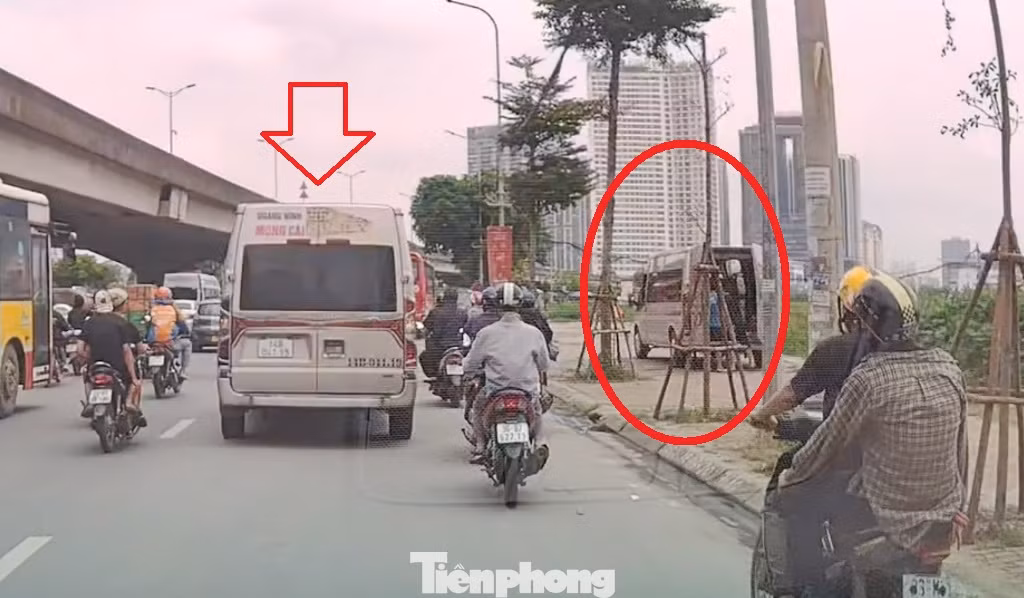 Thậm chí, cũng cùng thời gian trên, từ vị trí CSGT đứng dừng kiểm tra xe ô tô người dân (chiều Đình Thôn - Mai Dịch) cách khoảng 20 mét, nhiều ô tô chở khách trong đó có xe 14B-04119 (mũi tên)... dừng đỗ trên đường, gây cản trở giao thông; trên vỉa hè có xe dừng đỗ mở cửa sau nhận hàng (vòng tròn).
