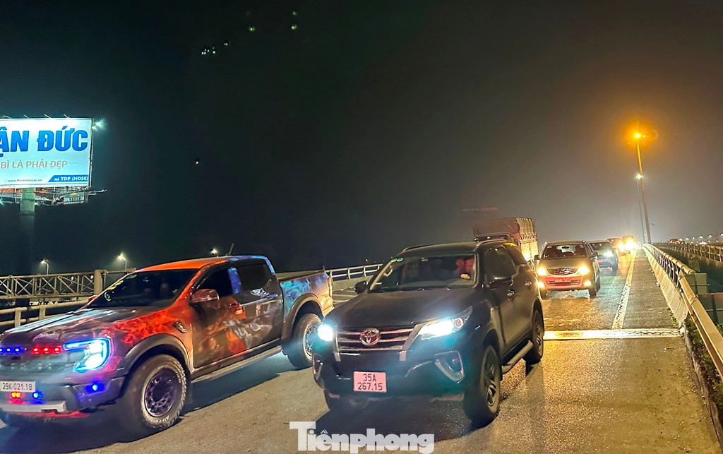 Thực trạng ùn tắc trên cao tốc Cầu Giẽ - Ninh Bình chiều về Hà Nội được PV Tiền Phong ghi nhận tại thời điểm hơn 21h30 tối 7/4. Thực trạng ùn tắc trên cao tốc Cầu Giẽ - Ninh Bình chiều về Hà Nội được PV Tiền Phong ghi nhận tại thời điểm hơn 21h30 tối 7/4.