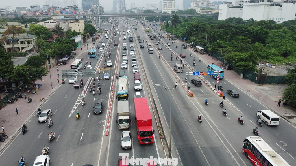 Cùng với cải tạo, sửa chữa hạ tầng; tổ chức, điều tiết lại giao thông, thành phố Hà Nội cũng đang cho các đơn vị chuyên môn hoàn thành sớm các tuyến đường vành đai vệ tinh như Vành đai 4, Vành đai 3,5, Vành đai 2,5 để giảm tải lưu lượng xe, giảm ùn tắc cho đường Vành đai 3, trong đó có đường trên cao. Sở Xây dựng Hà Nội cũng đang tính đến phương án giảm mật độ xe tải, xe khách trong giờ cao điểm ở đường Vành đai 3 trên cao...