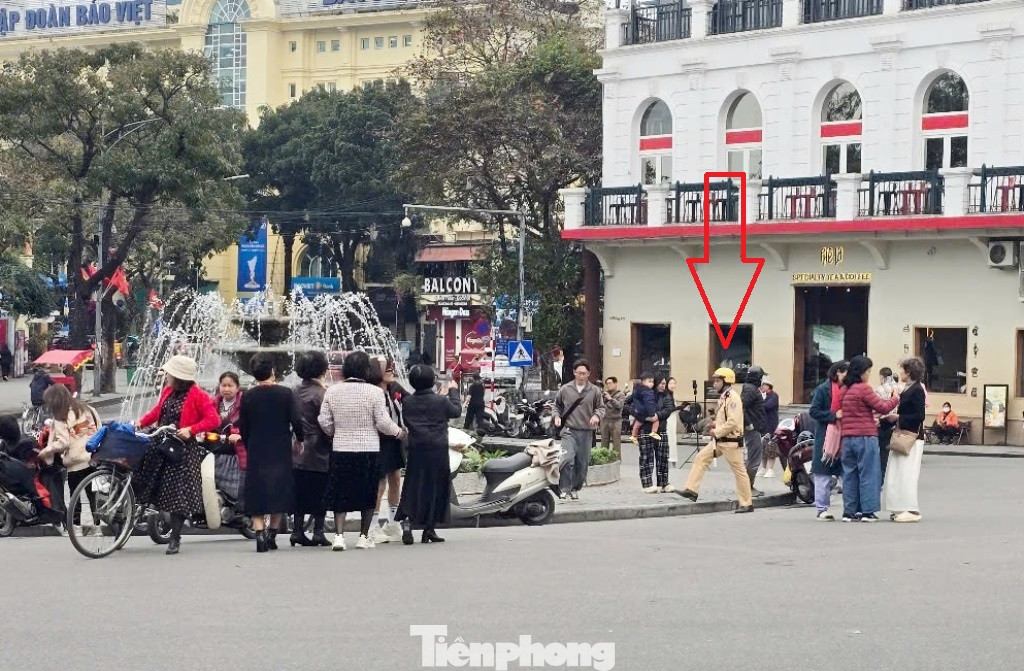 Trong sáng 19/3, lực lượng CSGT tại Đội CSGT số 1, Phòng CSGT Hà Nội đã đến đây làm nhiệm vụ, đi đến từng khu vực có đông người đứng để nhắc nhở không dừng, đỗ xe trên đường gây cản trở giao thông.