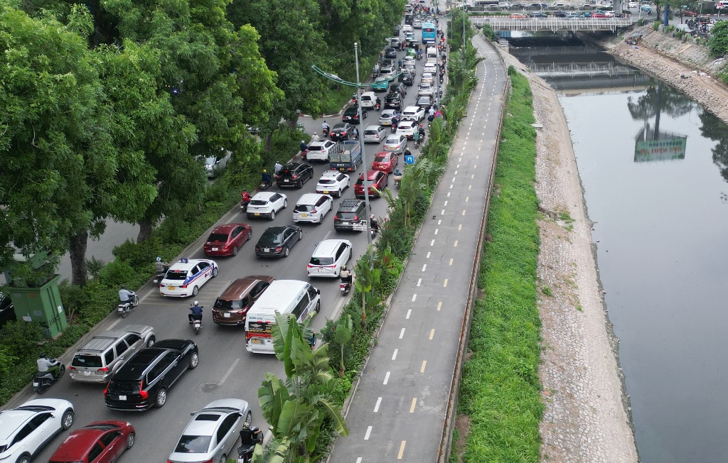 Sau khi hoàn thành xén vỉa hè, dải phân cách và thảm cỏ, tuyến đường Láng (đoạn từ Cầu Giấy đi Ngã Tư Sở) được bố trí thêm làn đường riêng rộng hơn 3 mét, chạy dọc sông Tô Lịch. Sau khi hoàn thành xén vỉa hè, dải phân cách và thảm cỏ, tuyến đường Láng (đoạn từ Cầu Giấy đi Ngã Tư Sở) được bố trí thêm làn đường riêng rộng hơn 3 mét, chạy dọc sông Tô Lịch.