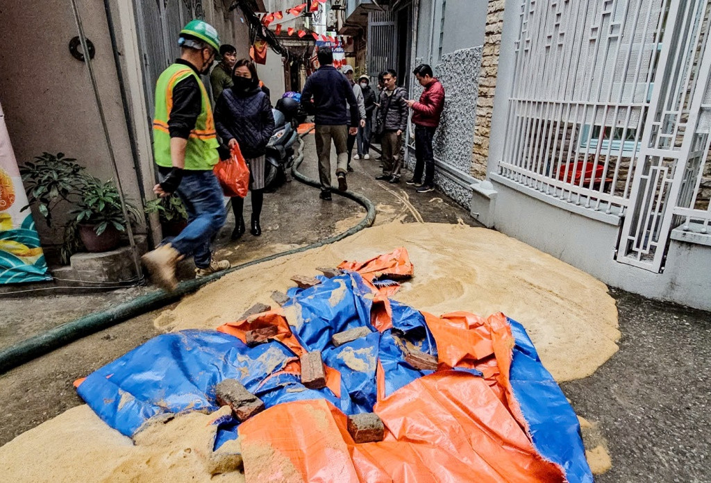 Mặc dù được người dân và một số nhân viên thi công dùng bạt và gạch phủ lên các vị trí xảy ra sự cố, nhưng hiện tượng phun chất lỏng từ dưới lên mặt đất vẫn không giảm, thậm chí còn là lan rộng. Mặc dù được người dân và một số nhân viên thi công dùng bạt và gạch phủ lên các vị trí xảy ra sự cố, nhưng hiện tượng phun chất lỏng từ dưới lên mặt đất vẫn không giảm, thậm chí còn là lan rộng.