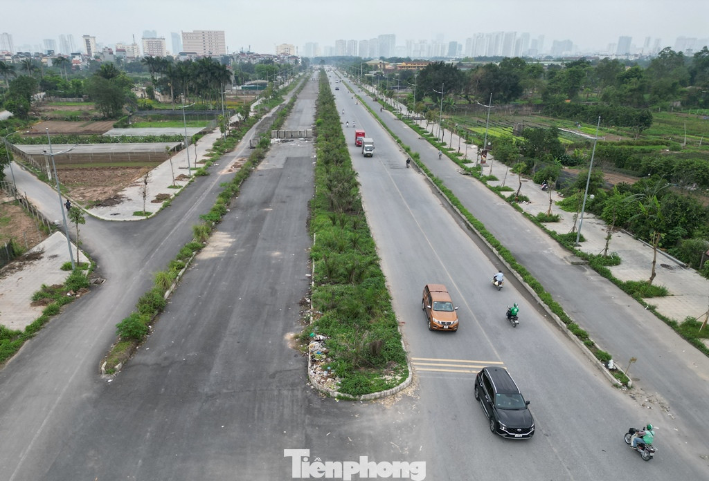 Dự án trục đường Tây Thăng Long là trục kết nối các đô thị phía tây Hà Nội có tổng chiều dài hơn 33 km bắt đầu từ đường Võ Chí Công, quận Tây Hồ đến thị xã Sơn Tây.