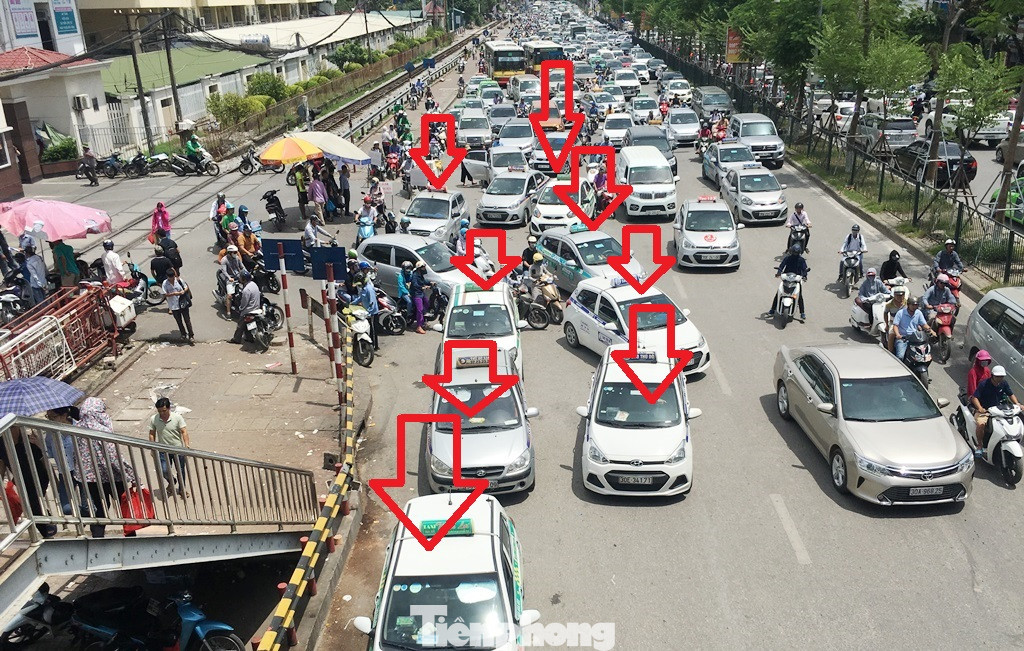 Đường Giải Phóng đoạn qua bệnh viện Bạch Mai thường xuyên ùn tắc kéo dài do có nhiều taxi dàn hàng dừng đỗ, đón trả khách ngay trên đường. Đường Giải Phóng đoạn qua bệnh viện Bạch Mai thường xuyên ùn tắc kéo dài do có nhiều taxi dàn hàng dừng đỗ, đón trả khách ngay trên đường.