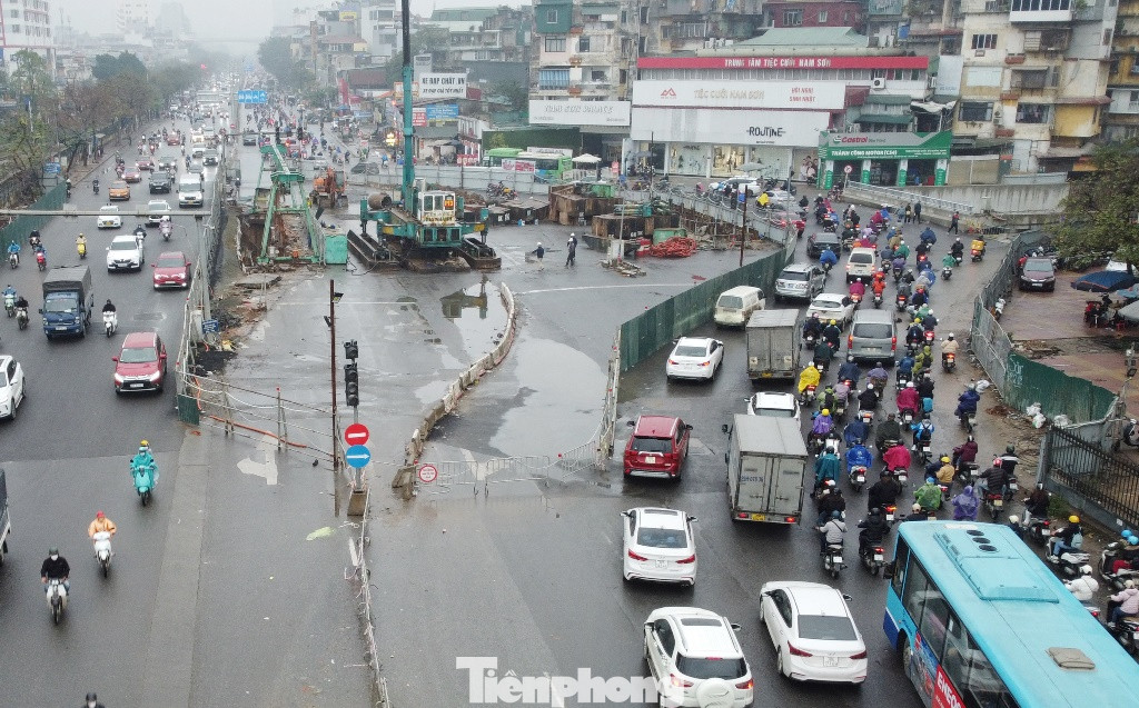 Trong sáng nay (19/2) giao thông qua nút Giải Phóng - Kim Đồng chiều (Ngọc Hồi - nội thành) gặp khó khăn, phương tiện nối đuôi nhau đi chậm do lòng đường qua đây bị thu hẹp. Trong sáng nay (19/2) giao thông qua nút Giải Phóng - Kim Đồng chiều (Ngọc Hồi - nội thành) gặp khó khăn, phương tiện nối đuôi nhau đi chậm do lòng đường qua đây bị thu hẹp.
