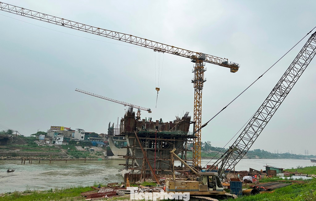 Công trường thi công cầu Đuống trên QL1 (cũ), hướng Hà Nội - Bắc Ninh. Ảnh chụp ngày 8/4.