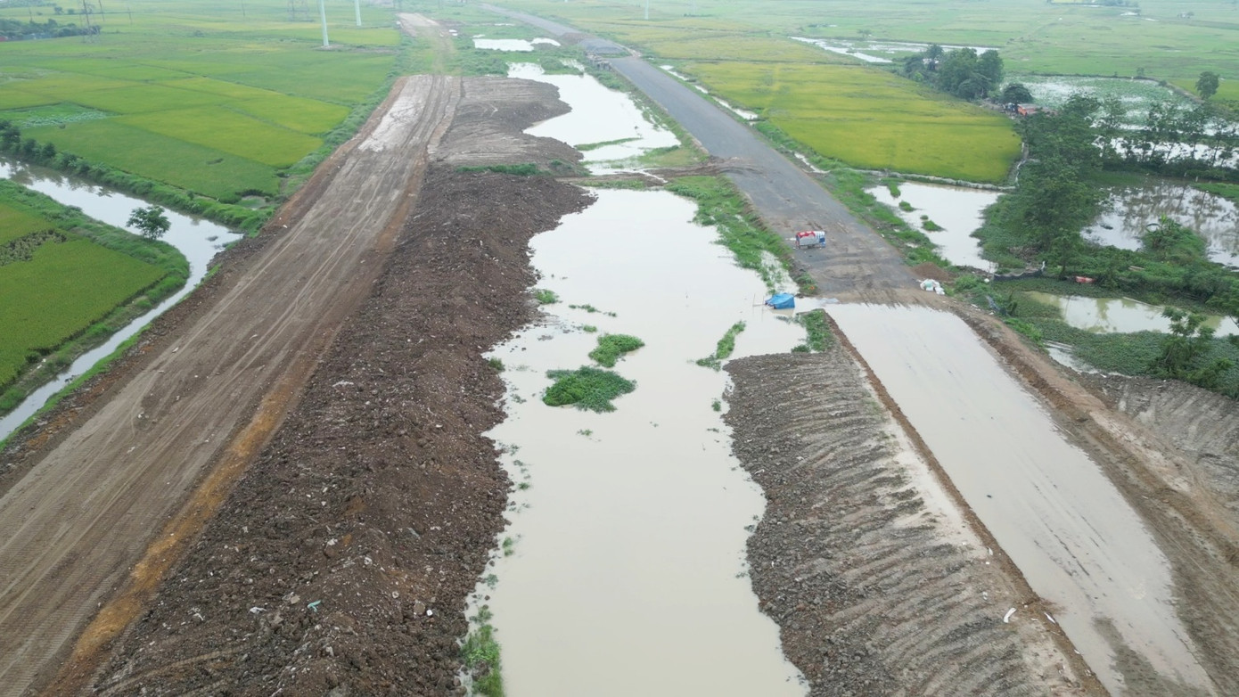 Nhiều đoạn mặt bằng dự án đường song hành đoạn qua quận Hà Đông cũ do bàn giao "xôi đỗ", máy móc thi công không tiếp cận được, khi mưa xuống mặt bằng dự án bị ngập trong nước. Nhiều đoạn mặt bằng dự án đường song hành đoạn qua quận Hà Đông cũ do bàn giao "xôi đỗ", máy móc thi công không tiếp cận được, khi mưa xuống mặt bằng dự án bị ngập trong nước.