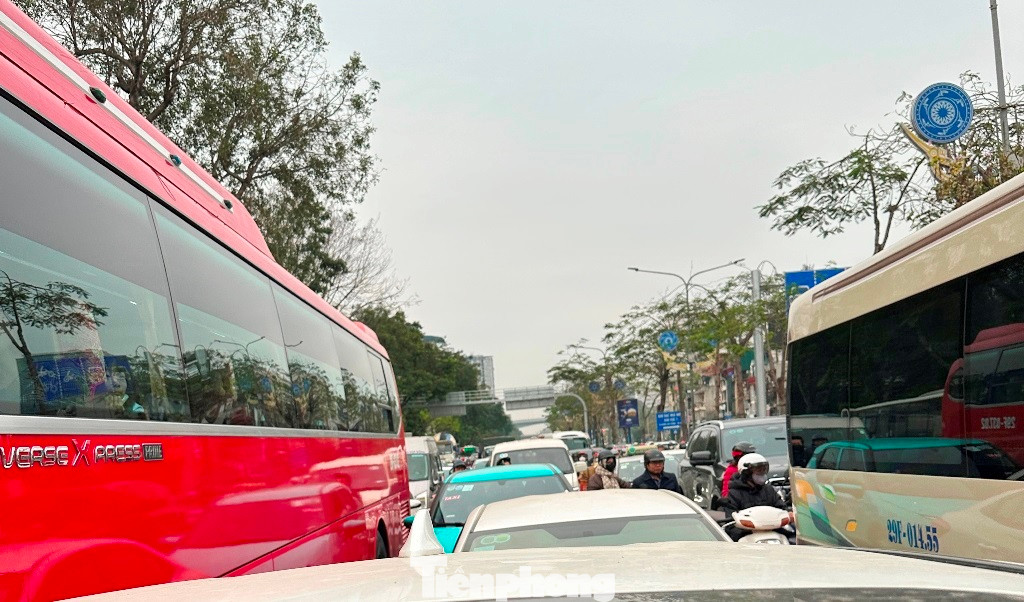 Cũng vào thời điểm trên, 2 xe chở khách trên 40 chỗ (bị cấm hoạt động giờ cao điểm) đang lưu thông theo chiều Giải Phóng - Lê Duẩn.