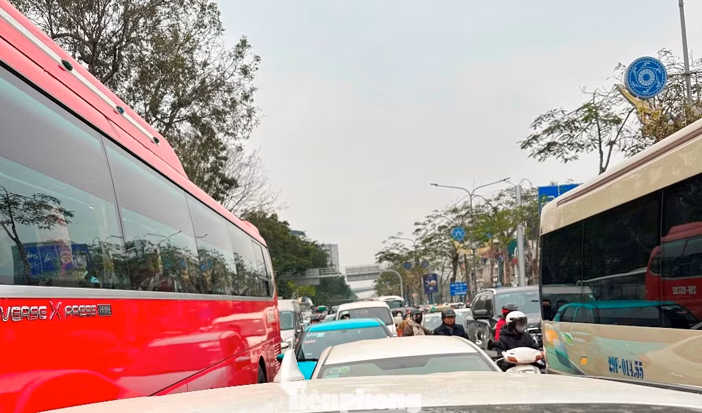 Cũng vào thời điểm trên, 2 xe chở khách trên 40 chỗ (bị cấm hoạt động giờ cao điểm) đang lưu thông theo chiều Giải Phóng - Lê Duẩn.