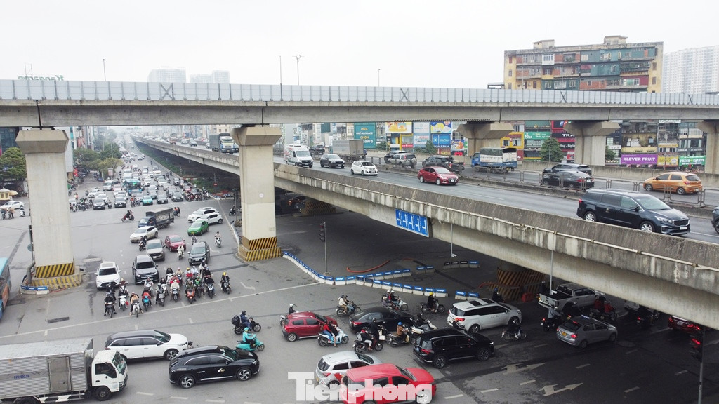 Vành đai 3 giao cắt với các tuyến đường như Nguyễn Trãi, Lê Văn Lương, Hoàng Quốc Việt đều đang có mật độ cao và thường xuyên ùn tắc. Vành đai 3 giao cắt với các tuyến đường như Nguyễn Trãi, Lê Văn Lương, Hoàng Quốc Việt đều đang có mật độ cao và thường xuyên ùn tắc.