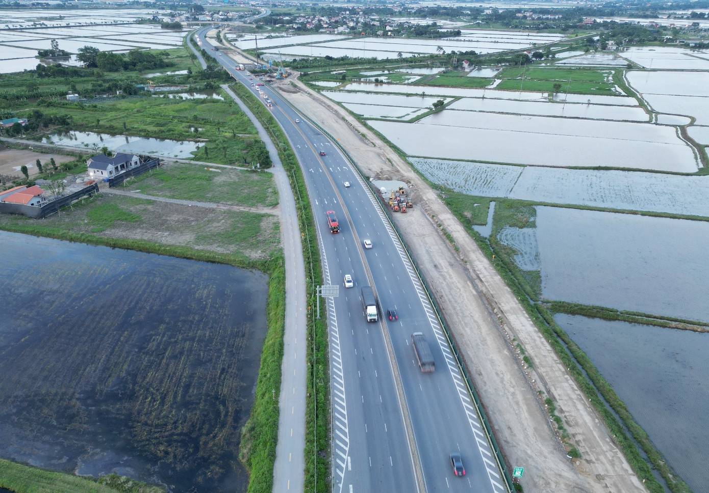 Công trường dự án mở rộng nhìn từ trên cao, đang thi công trong điều kiện vừa đẩy nhanh tiến độ vừa đảm bảo giao thông, tránh ùn tắc trên tuyến cao tốc Cao Bồ - Mai Sơn hiện hữu.