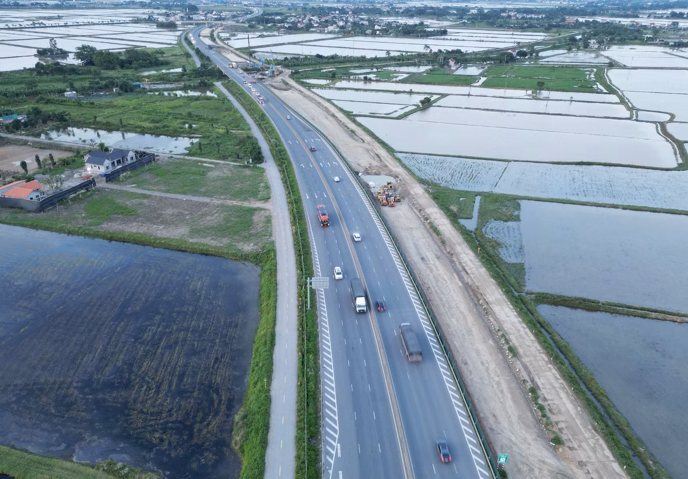 Công trường dự án mở rộng nhìn từ trên cao, đang thi công trong điều kiện vừa đẩy nhanh tiến độ vừa đảm bảo giao thông, tránh ùn tắc trên tuyến cao tốc Cao Bồ - Mai Sơn hiện hữu.