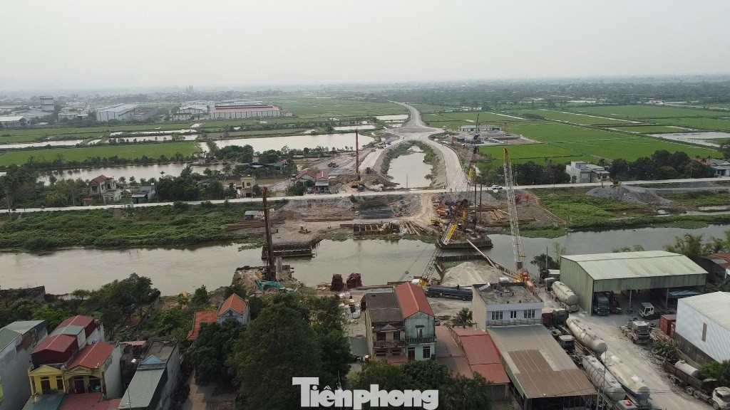 Xây cầu vượt sông cho mỗi chiều đường.