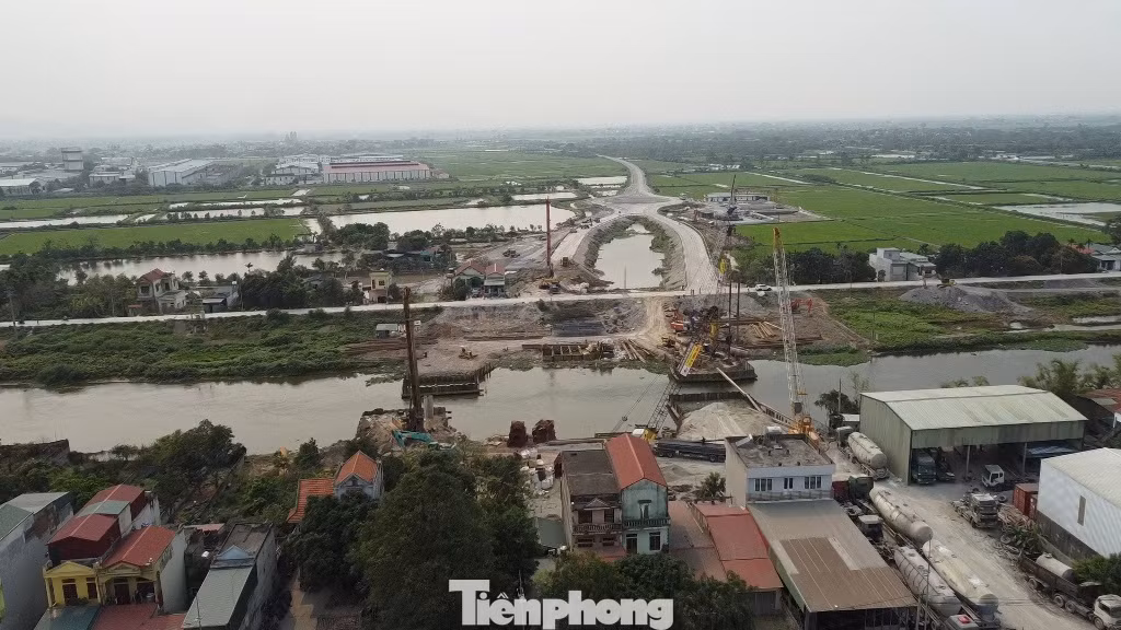 Xây cầu vượt sông cho mỗi chiều đường. Xây cầu vượt sông cho mỗi chiều đường.