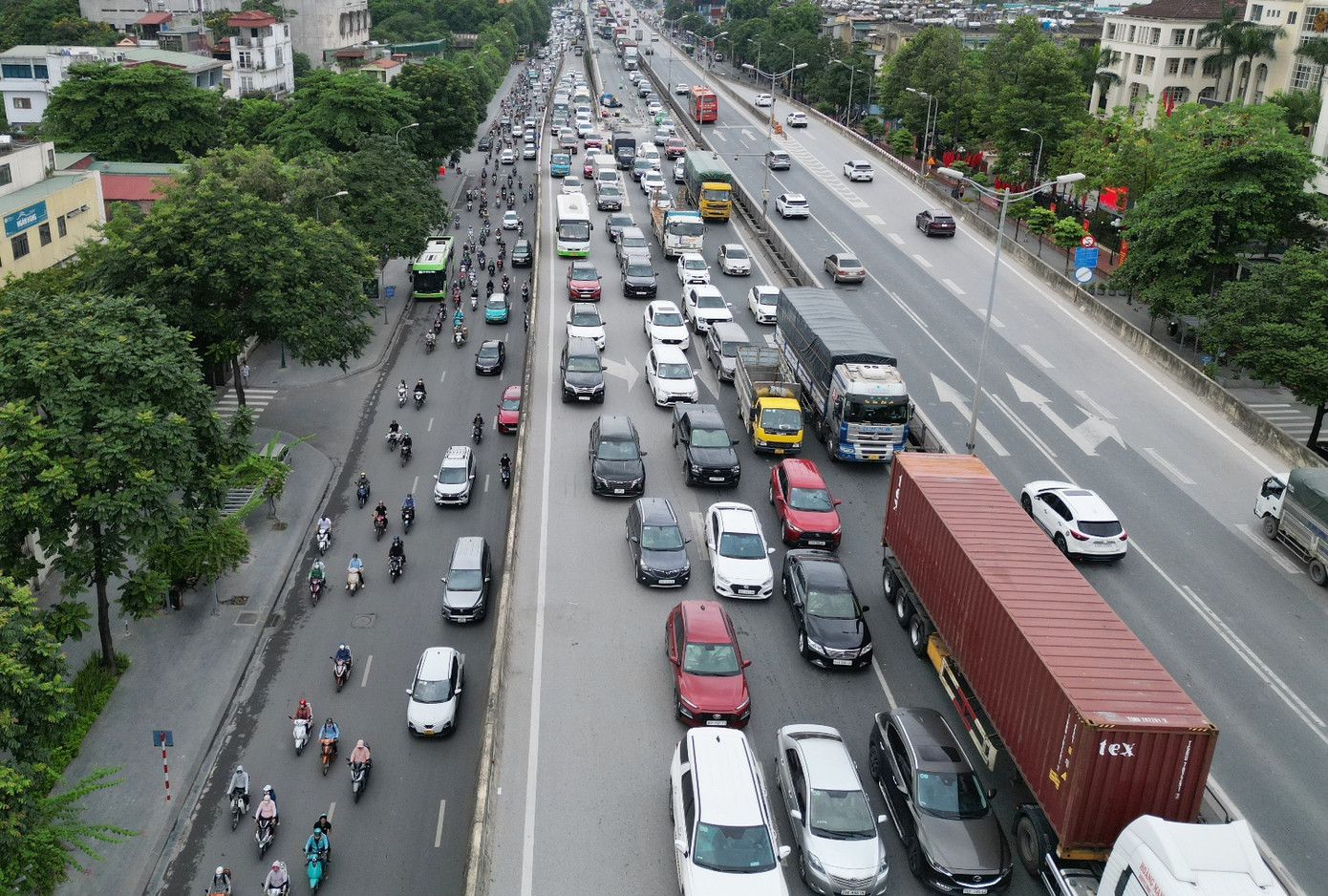 Ùn tắc và ô tô nối đuôi nhau, xếp thành nhiều hàng kéo dài cả km trên đường Vành đai 3 trên cao đã diễn ra trong sáng 5/7 và nhiều giờ cao điểm trong cả tháng qua.