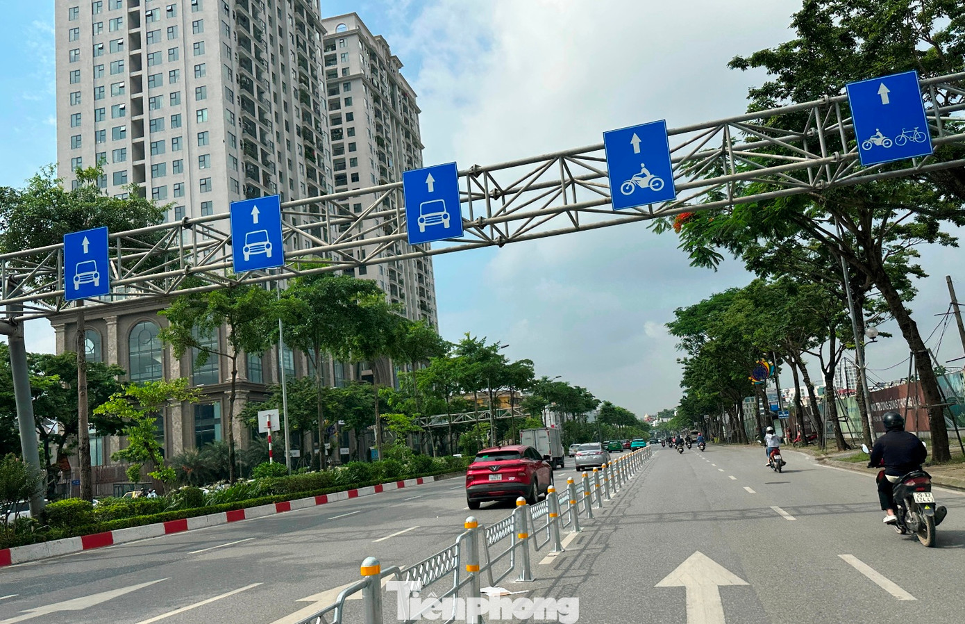 Thay vì đi lại hỗn hợp, từ 1/7 tới tất cả phương tiện ô tô xe máy lưu thông trên hai tuyến đường Võ Chí Công và Phạm Văn Đồng phải đi theo làn riêng.