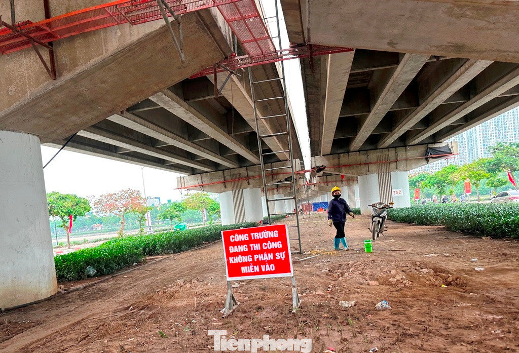 Trong những ngày qua, kể cả dịp nghỉ lễ 30/4 - 1/5 các đơn vị thi công đang quây rào, dựng biển để sửa chữa các gối cầu cạn bị hư hỏng.