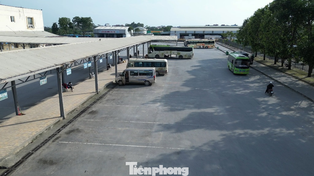 Phần lớn vị trí dành cho xe đăng tài chạy các tuyến liên tỉnh (ô kẻ vạch vôi) là bỏ trống, không có xe khách.