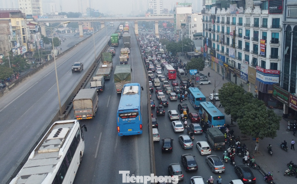Do vậy sở GTVT Hà Nội vừa có yêu cầu các đơn vị có liên quan cải tạo lại hạ tầng, kẻ vạch sơn, điều chỉnh lại nút đèn... để tổ chức lại giao thông tại đây vào cuối tuần này. Trong sáng 14/1, có mặt tại đây PV Tiền Phong ghi nhận, ùn tắc trên một số tuyến đường đổ về nút giao này kéo dài cả ki-lô-mét.