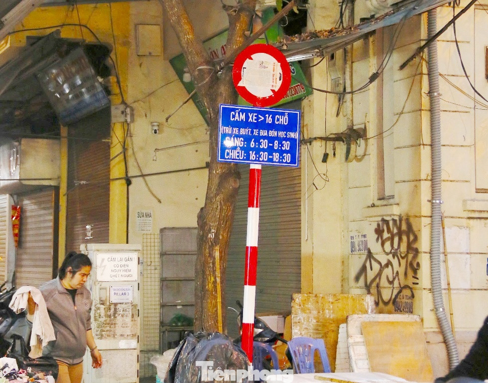 Liên ngành GTVT - Công an cho biết, việc cấm xe khách từ 16 chỗ trở lên vào khu vực phố cổ và xung quanh Hồ Hoàn Kiếm trong giờ cao điểm sẽ thực hiện thí điểm trong vòng 6 tháng, sau đó liên ngành sẽ sơ kết, đánh giá để có điều chỉnh hoặc mở rộng thêm.