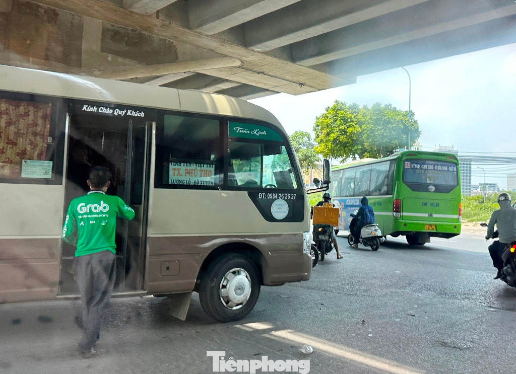 Nhiều xe vừa di chuyển chậm vừa mở cửa đón khách, nhận gửi hàng. Nhiều xe vừa di chuyển chậm vừa mở cửa đón khách, nhận gửi hàng.